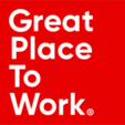 Certificado de empresa GPTW (Great place to work), quadrado vermelho com dizeres 'Great place to work' escrito, ocupando quase todo o seu espaço