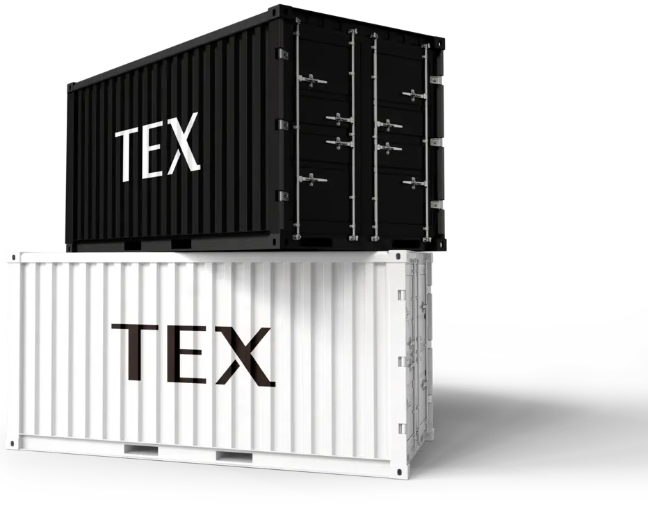 Dois contêineres empilhados verticalmente; o contêiner superior é preto com a palavra "TEX" escrita em branco, e o contêiner inferior é branco com a palavra "TEX" escrita em preto. Os contêineres têm mecanismos de travamento visíveis nas portas e estão exibidos sobre um fundo preto.