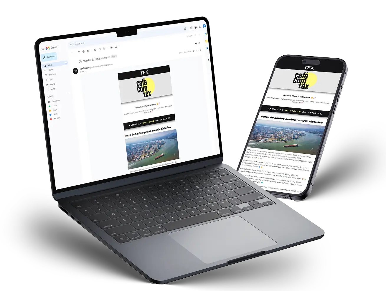Um laptop e um smartphone exibem o mesmo e-mail de boletim informativo do Café com a TEX, com texto e fotos aéreas de uma cidade costeira. Ambos os dispositivos estão inclinados para mostrar claramente suas telas.