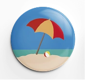 Um botton circular com uma cena de praia com um guarda-sol vermelho e amarelo, uma pequena bola de praia, areia e o oceano sob um céu azul, simbolizando iniciativas de limpeza das praias.